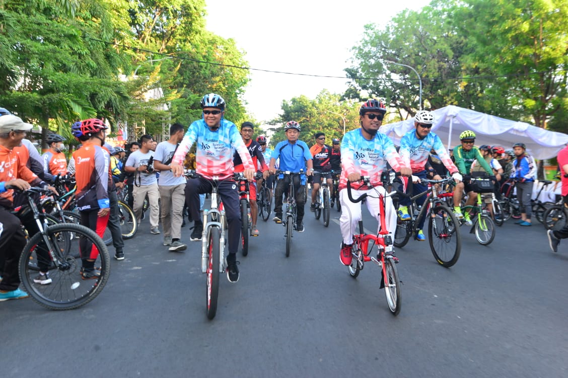 Gubernur Lepas Peserta Fun Bike dalam Rangka HUT Sulsel ke-350