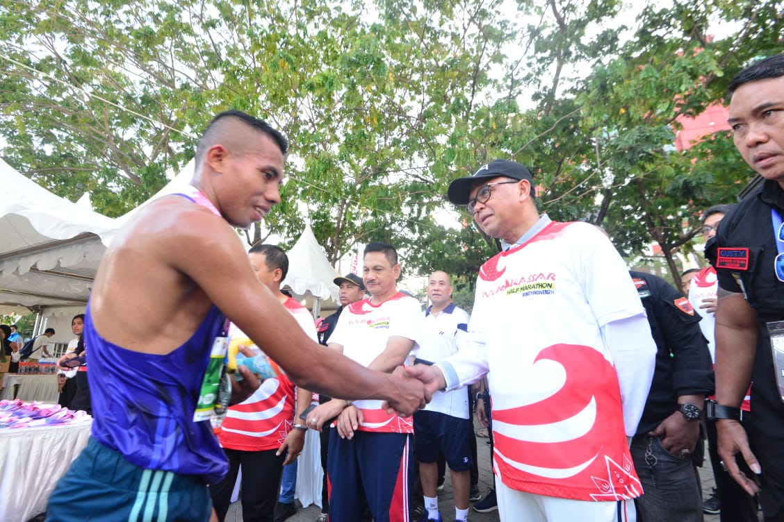 Gubernur Lepas 2.500 Peserta Run Makassar Half Marathon 2019
