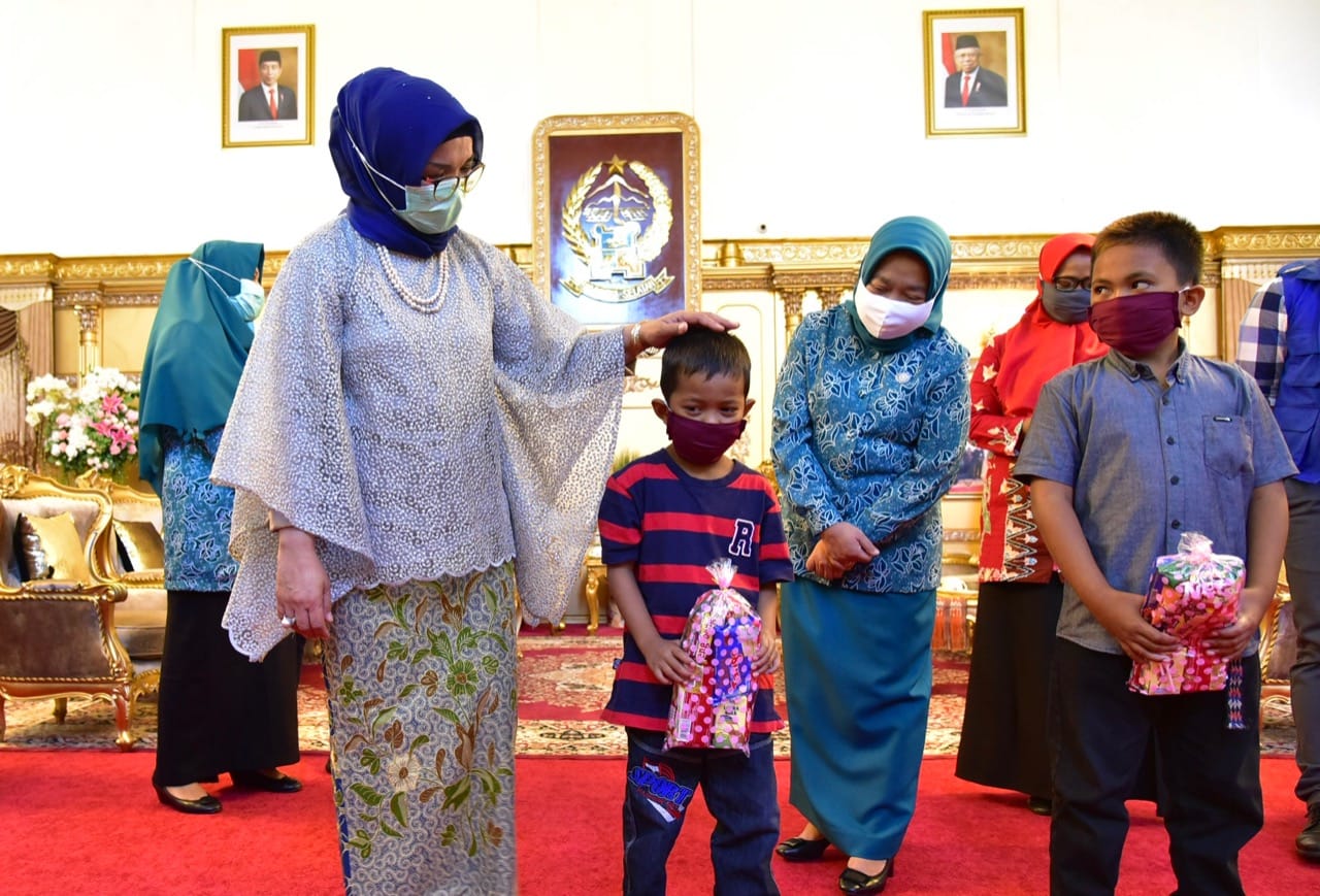 Bekerjasama IOM,Lies Serahkan Bantuan Masker Untuk Anak-anak