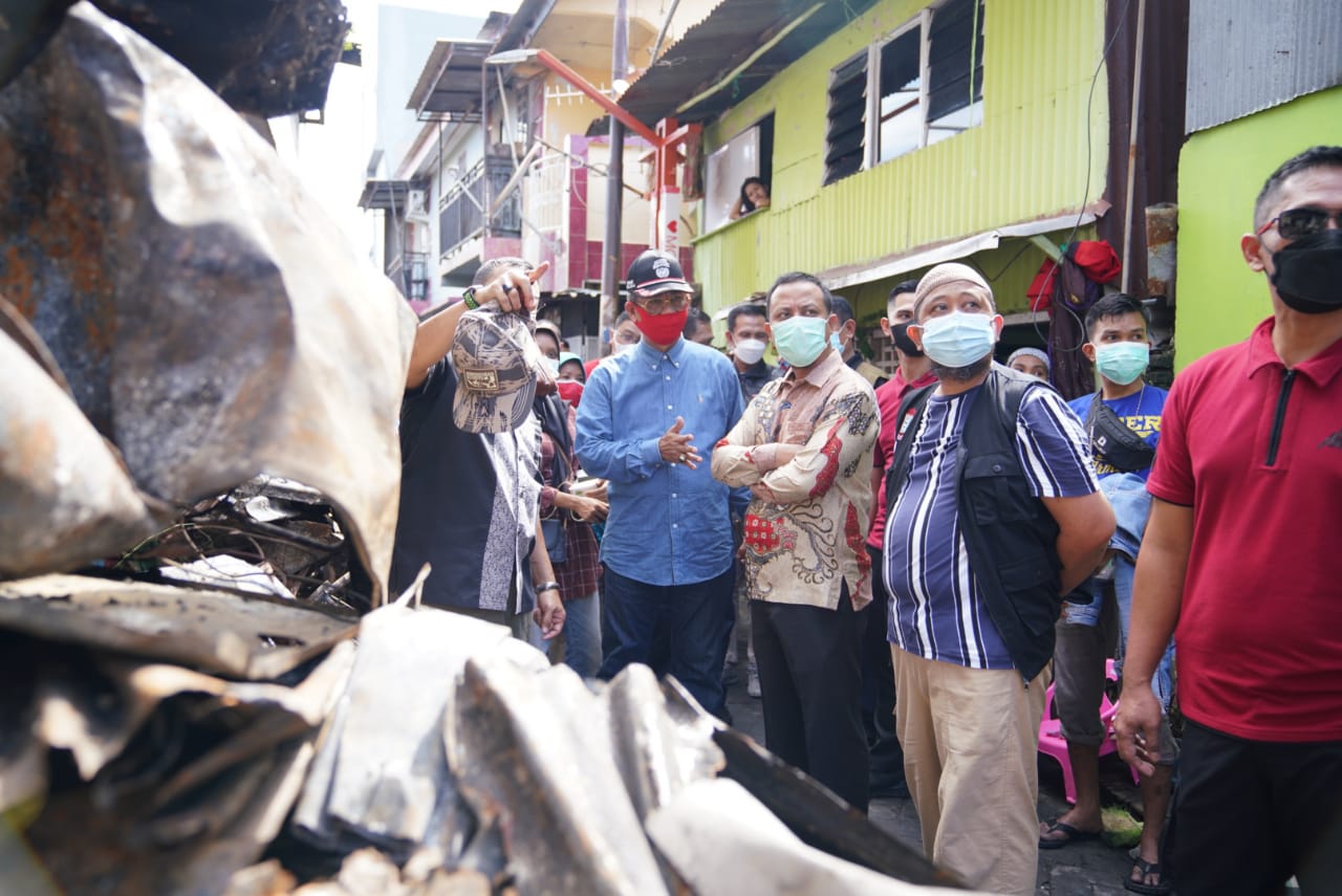 Plt Gubernur Sulsel  Beri Bantuan dan Semangat  Kepada Korban Kebakaran di Kelurahan Layang