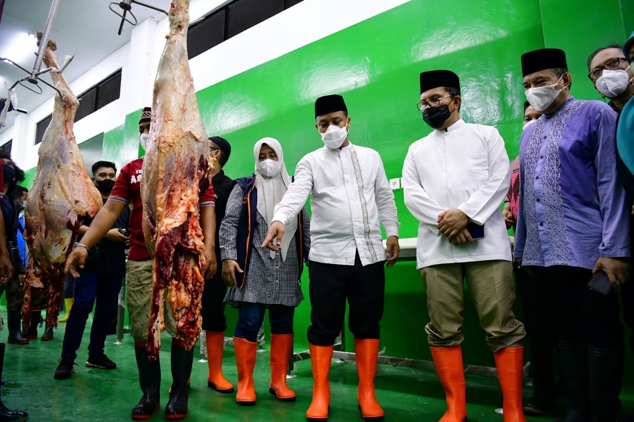 Jelang Idul Fitri, Plt Gubernur Sulsel Tinjau RPH Manggala dan Jamin Ketersediaan Stok Daging
