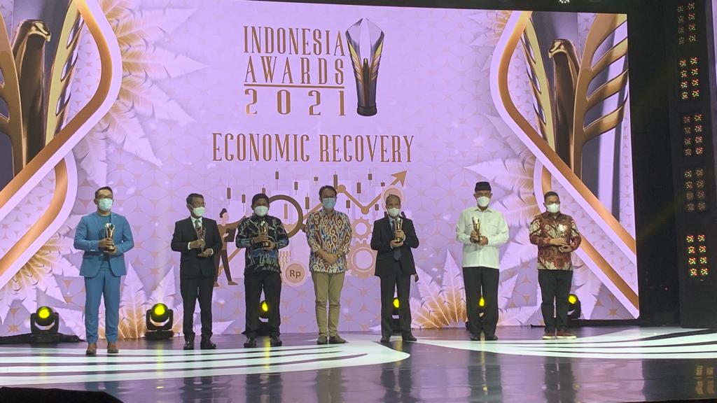 Kadis Kominfo Wakili Plt Gubernur Sulsel Terima Penghargaan Daerah Terbaik pada Indonesia Award 2021