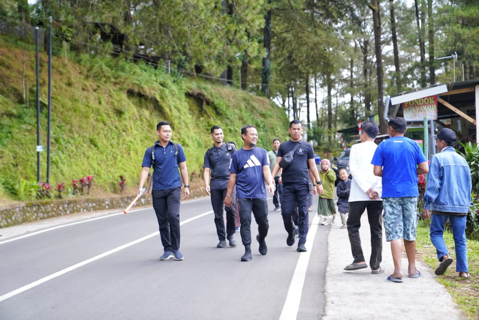 Nikmati Sejuknya Malino, Gubernur Andi Sudirman Sulaiman Jalan Pagi Sejauh 4 Km
