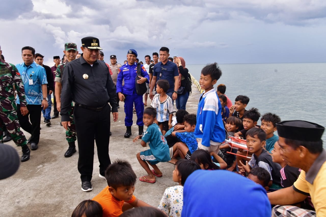  Bahtiar Baharuddin Semangati Anak Nelayan di Takalar untuk Jadi Pemimpin 