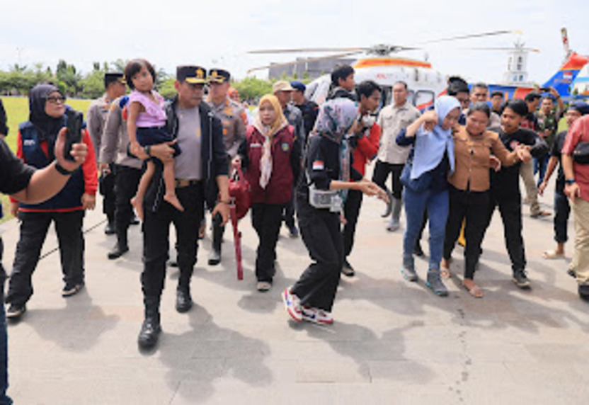 Saat Salurkan Bantuan Via Udara Di Luwu, Kapolda Sulsel Berhasil Evakuasi Ibu Hamil 9 Bulan
