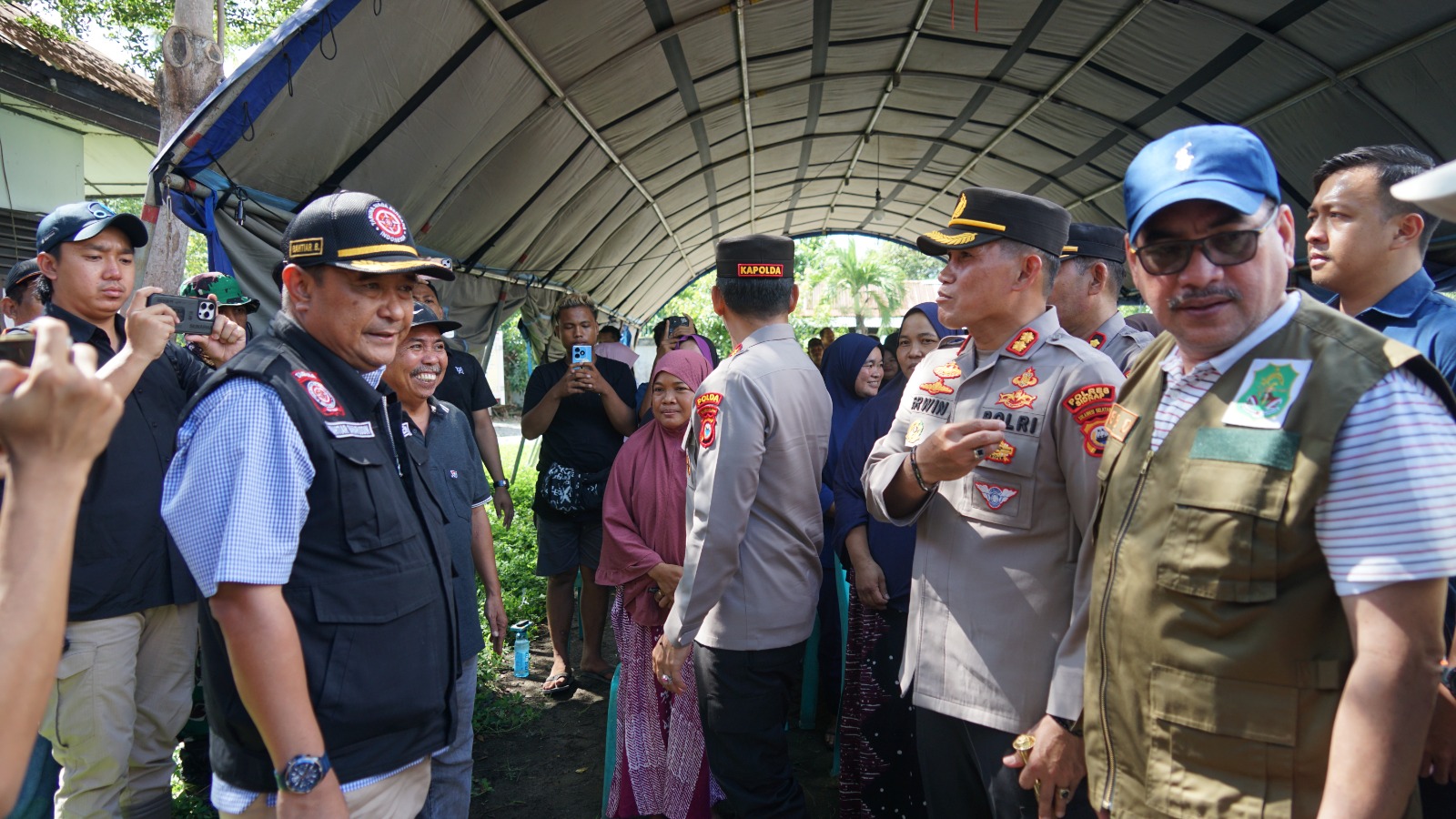 Didampingi Pj Bupati Sidrap, Pj Gubernur Sulsel Serahkan Bantuan Korban Banjir