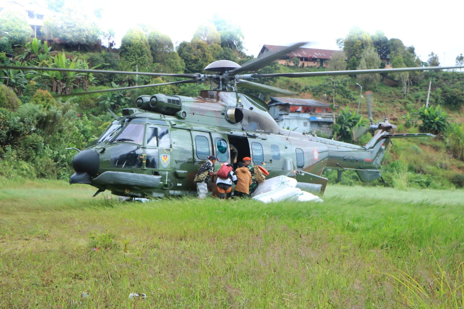 TNI AU Berhasil Membawa Bantuan Seberat 4 Ton di Kecamatan Latimojong yang Terisolir